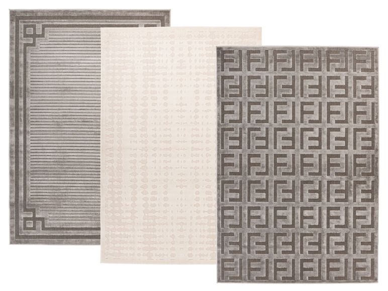 Drie tapijten met verschillende patronen: gestreept, abstract en een Fendi-patroon.