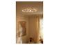 Moderne LED-plafondlamp met twee verlichte vierkante frames in een gezellige woonkamer.