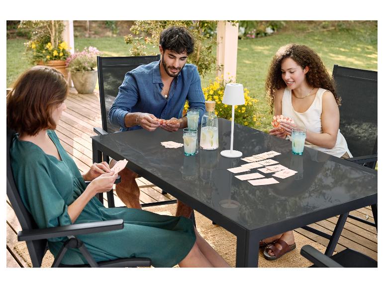 Tuin tafel en stoelen, buiten kaartspelen.