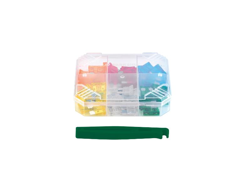 Assortiment zekeringen in een transparant doosje met een groene zekeringentang.