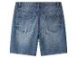 Achterkant van een blauwe denim short met zakken en riemlussen.