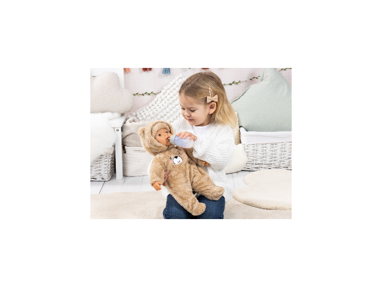 BAYER DESIGN Piccolina Magic Tears pop in berenpak die door een kind met een flesje wordt gevoed