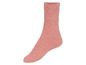 Een paar roze pluche sokken.