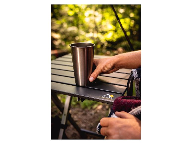 Een metalen mok op een GCI Outdoor tafel.