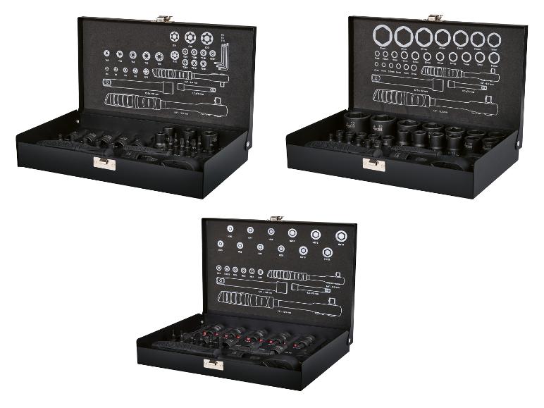 Drie zwarte gereedschapssets met diverse sleutels en bits, gerangschikt in open dozen.