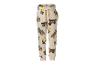 Beige joggingbroek voor kinderen met bouwvoertuigenprint.