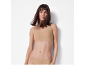 Vrouw in beige bh en slip.