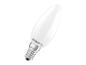 Witte kaarsvormige LED-lamp met schroeffitting, schuin op een witte achtergrond.