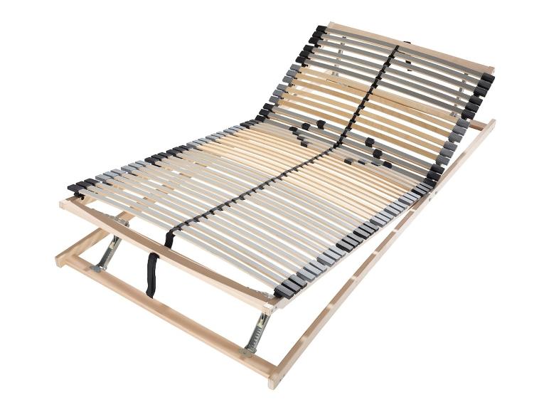 Een houten lattenbodem met verstelbare poten.