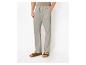 Grijze heren loungebroek met trekkoord en bruine sandalen.