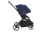 Een donkerblauwe kinderwagen met een zwart frame en grote wielen.