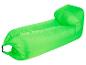 Groene opblaasbare loungestoel voor kamperen of relaxen.