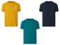 Drie effen T-shirts in geel, turquoise en donkerblauw.
