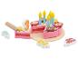 Houten speelgoed verjaardagstaart met kaarsen, fruittoppings en de cijfers 1, 2, 3, 4.