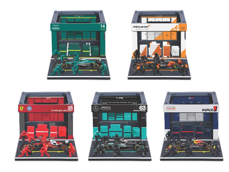 Vijf Formule 1 garage speelsets met raceauto's en monteursfiguren.