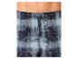 Close-up van een blauwe geruite pyjamabroek voor heren met een trekkoord in de taille.