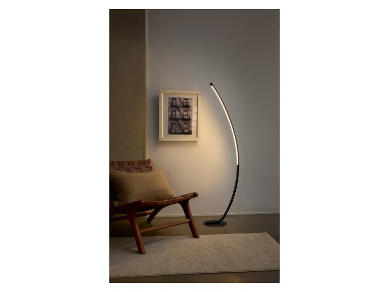 Moderne gebogen LED staande lamp die een gezellige sfeer creëert.