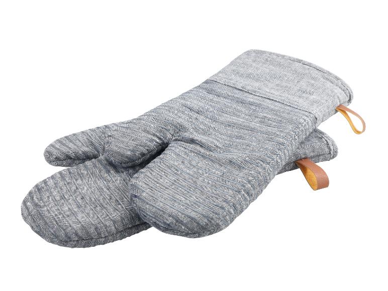 Een paar grijze, gestreepte ovenwanten van stof.