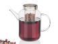 Een glazen thee-pot met een ingebouwde thee-filter, gevuld met rode thee.