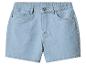 Lichtblauwe high-waist denim shorts met zakken.