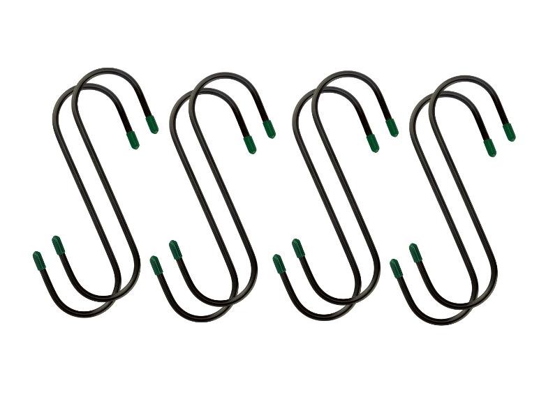Set van 8 zwarte S-haken met groene uiteinden om op te hangen.