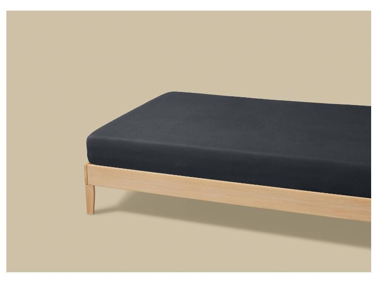 Zwart matras op een licht houten bedframe