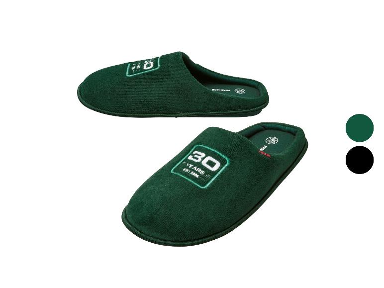 Twee paar donkergroene pantoffels met de tekst '30 YEARS EST. 1996' en een zwarte kleuroptie.