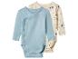 Twee rompertjes met lange mouwen: één lichtblauw overslagmodel en één beige met boerderijpatroon.