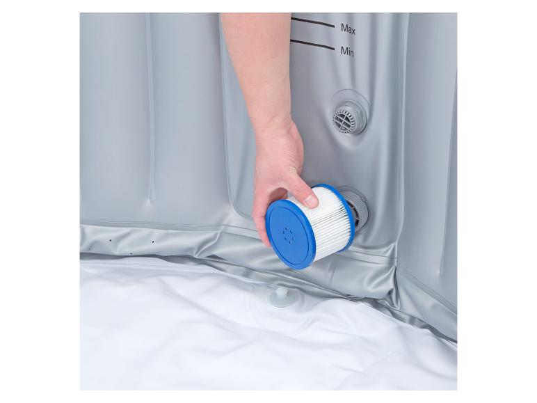 Hand plaatst filterpatroon in opblaasbare hot tub