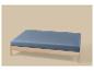Bedframe met blauwe matrashoes op een beige achtergrond