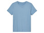 Een lichtblauwe t-shirt met korte mouwen.