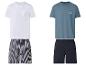 Twee pyjamasets: een wit T-shirt met zak en gestreepte shorts, en een blauw T-shirt met opdruk en marineblauwe shorts.