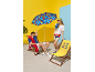 Twee mensen op een strand, één zittend in een strandstoel, de ander staand met een beker, onder een kleurrijke parasol.