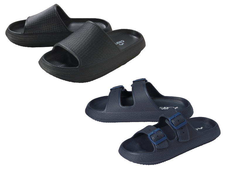 Kindersandalen: zwarte slippers en donkerblauwe sandalen met gespen.