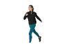 Vrouw in turquoise legging en zwart vest met rits, rennend.