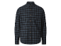 Donkerblauw en zwart geruite flanellen overhemd.