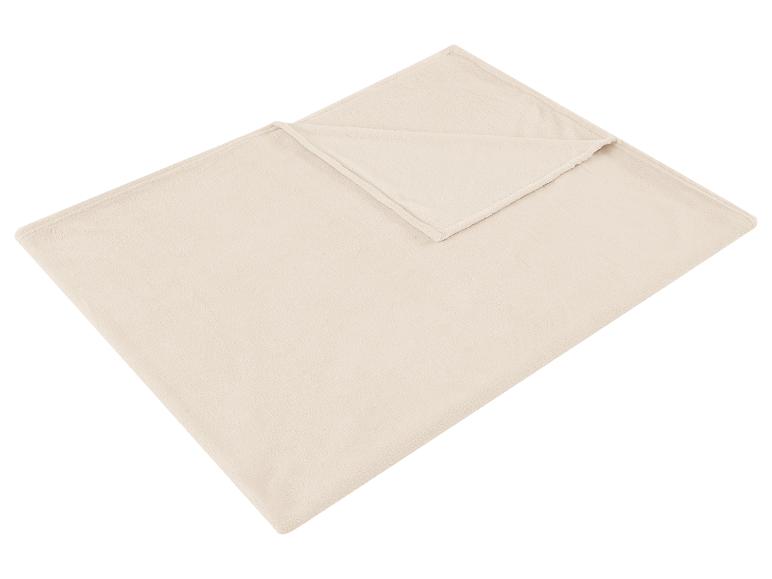 Zachte lichtbeige fleece deken, netjes opgevouwen