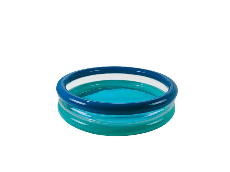 Opblaasbaar zwembad met twee blauwe en turquoise ringen, gevuld met water.