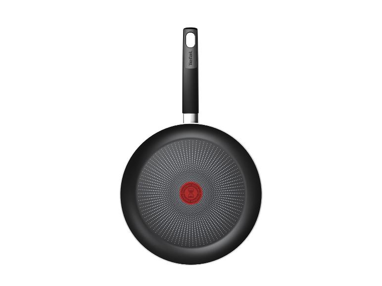 Zwarte koekenpan met antiaanbaklaag en rood thermosignaal in het midden