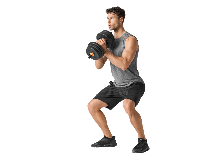 Man in sportkleding doet squats met een verstelbare halter.
