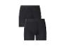 Twee zwarte herenboxershorts, de ene iets achter de andere.