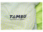 Een groene jas met witte stippen en het logo van Tambu.