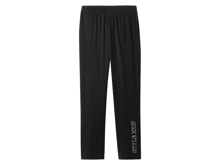 Zwarte broek met de tekst 'STYLE ICON' op de rechterpijp.