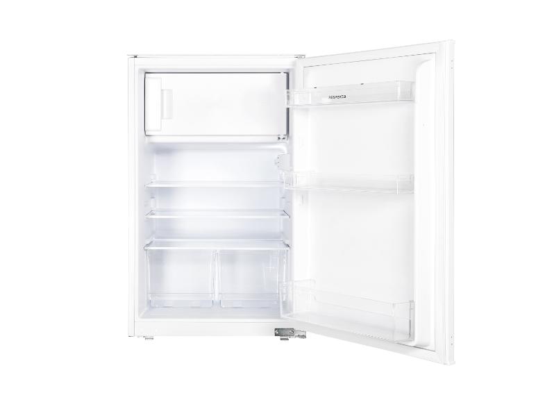 Open witte koelkast met lege planken en deurvakken, inclusief een vriezer.