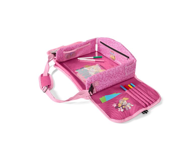 Roze kinderautostoelorganizer met stiften en stickers.