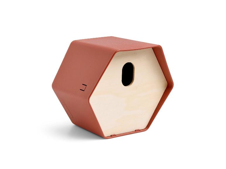 Zeshoekig, roodbruin vogelhuisje met een houten voorkant en een ovale ingang.
