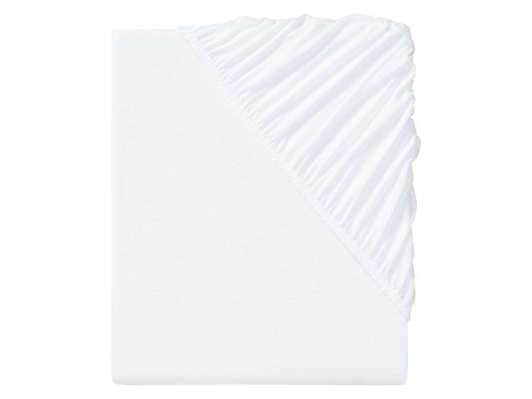 Een witte hoeslaken met elastiek.