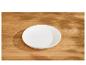 Lege witte kom op een houten tafel met schaduwen.