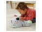 Baby speelt met een zachte koala knuffel op een crèmekleurig tapijt.