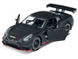 Een zwarte Nissan GT-R Nismo speelgoedauto met open deuren.
